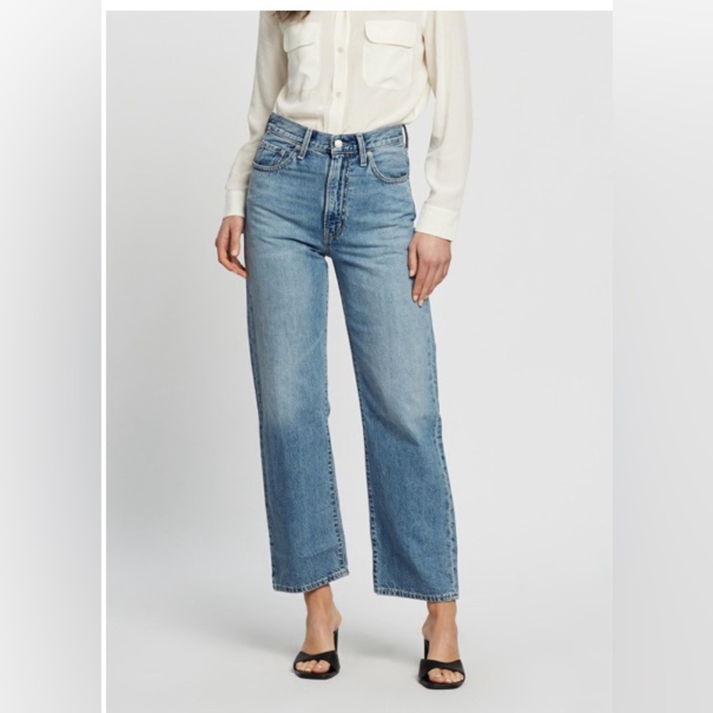 Levi's Women's Size 26 Wellthread Ribcage Straight Jeans In Medium Light Wash - Picture 4 of 15